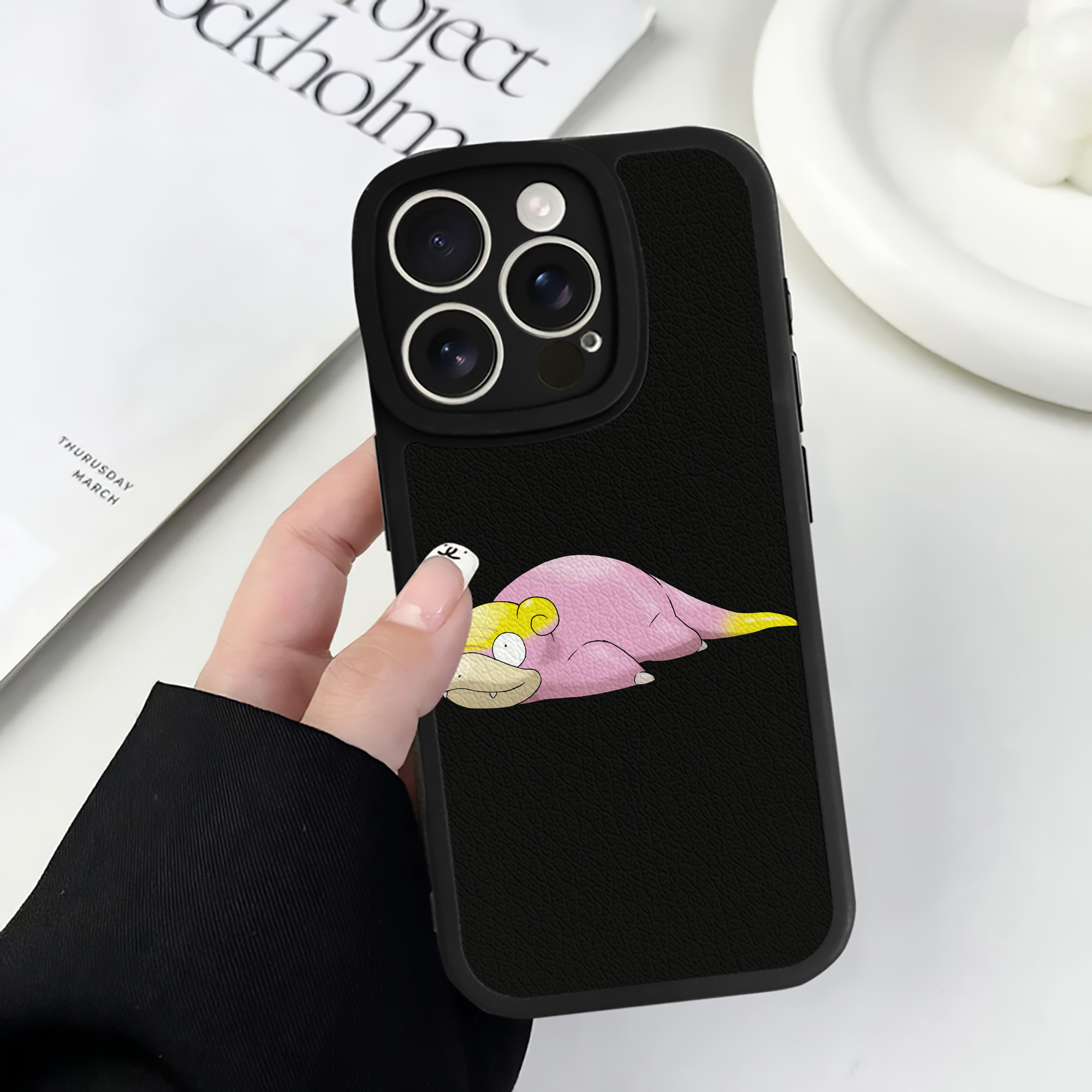 （画像用） ポケットモンスター Pokémon 【iPhone 16シリーズ対応】シリコンスマホケース（レザー調） 材質：シリコン